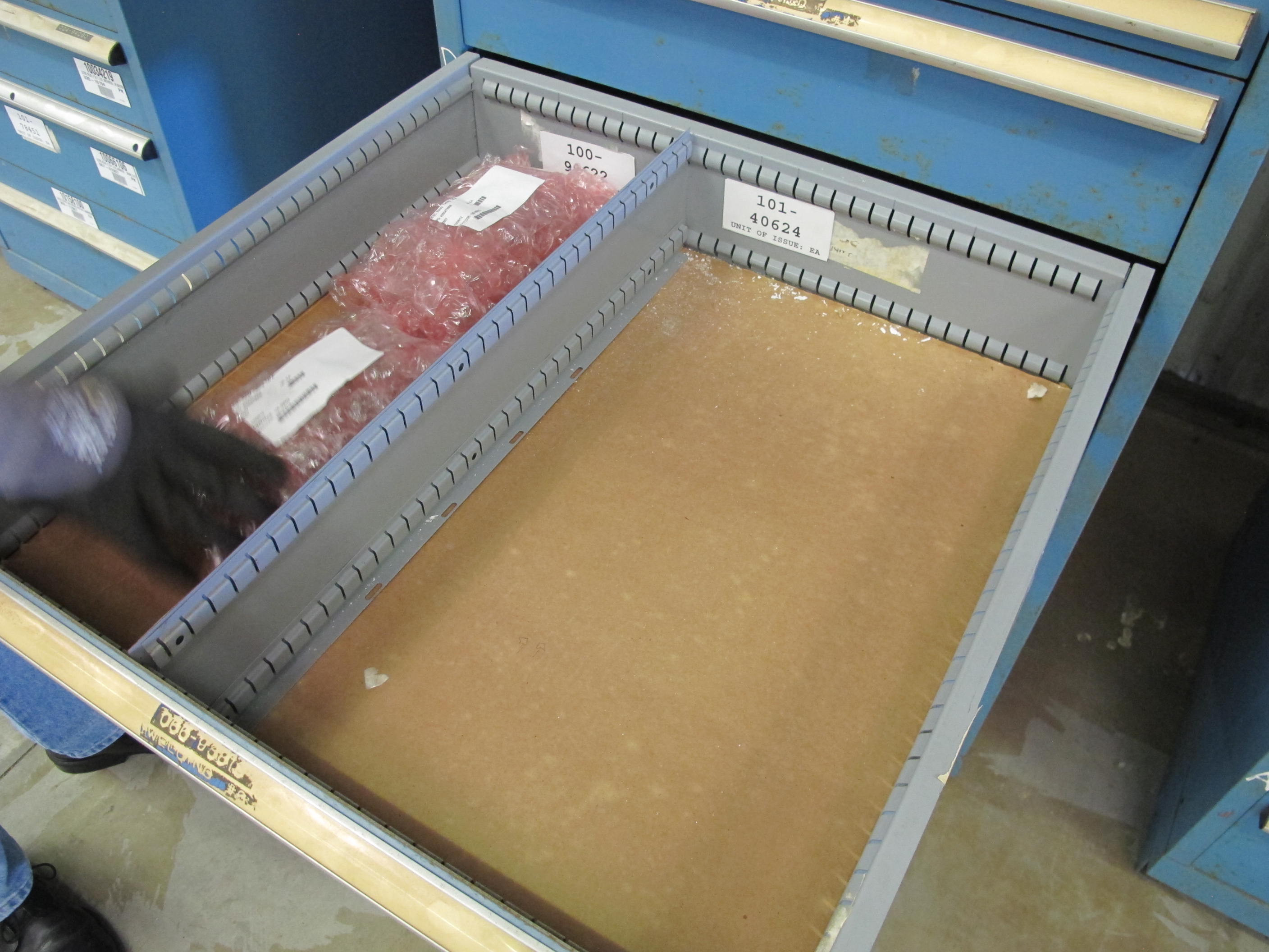 LISTA HEAVY DUTY 10-DRAWER PARTS CABINET W/ CONTENTS (W-44) LOADING & HANDLING FEE $25-